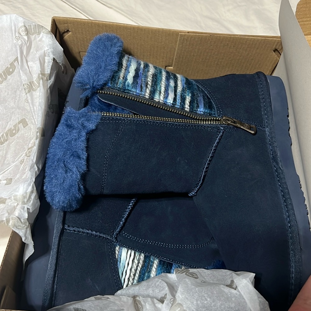 Winter boot , new ! Side zippers design on the back